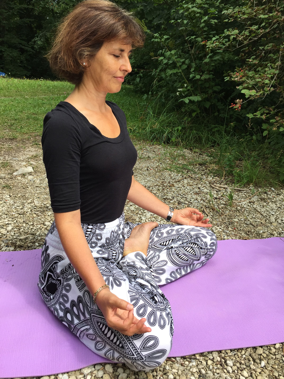 Anja meditiert, macht Yoga-Übung Meditation