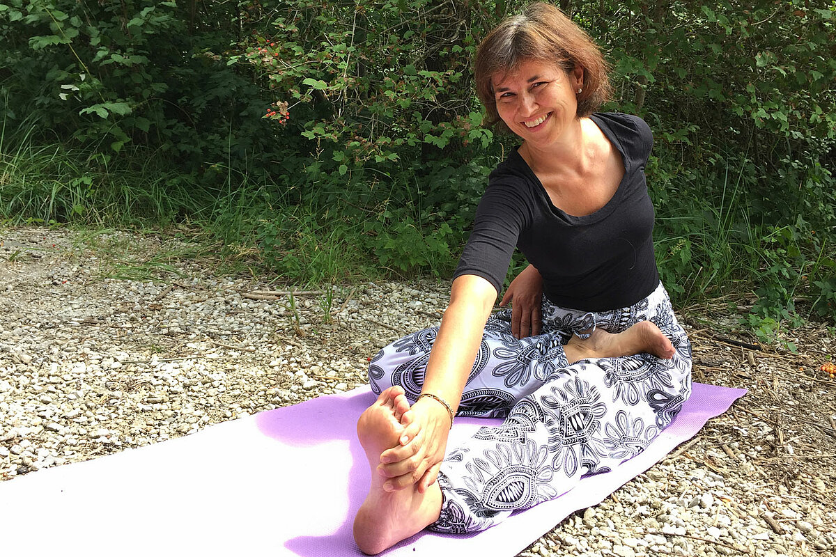 Anja macht Yoga-Übung Asana
