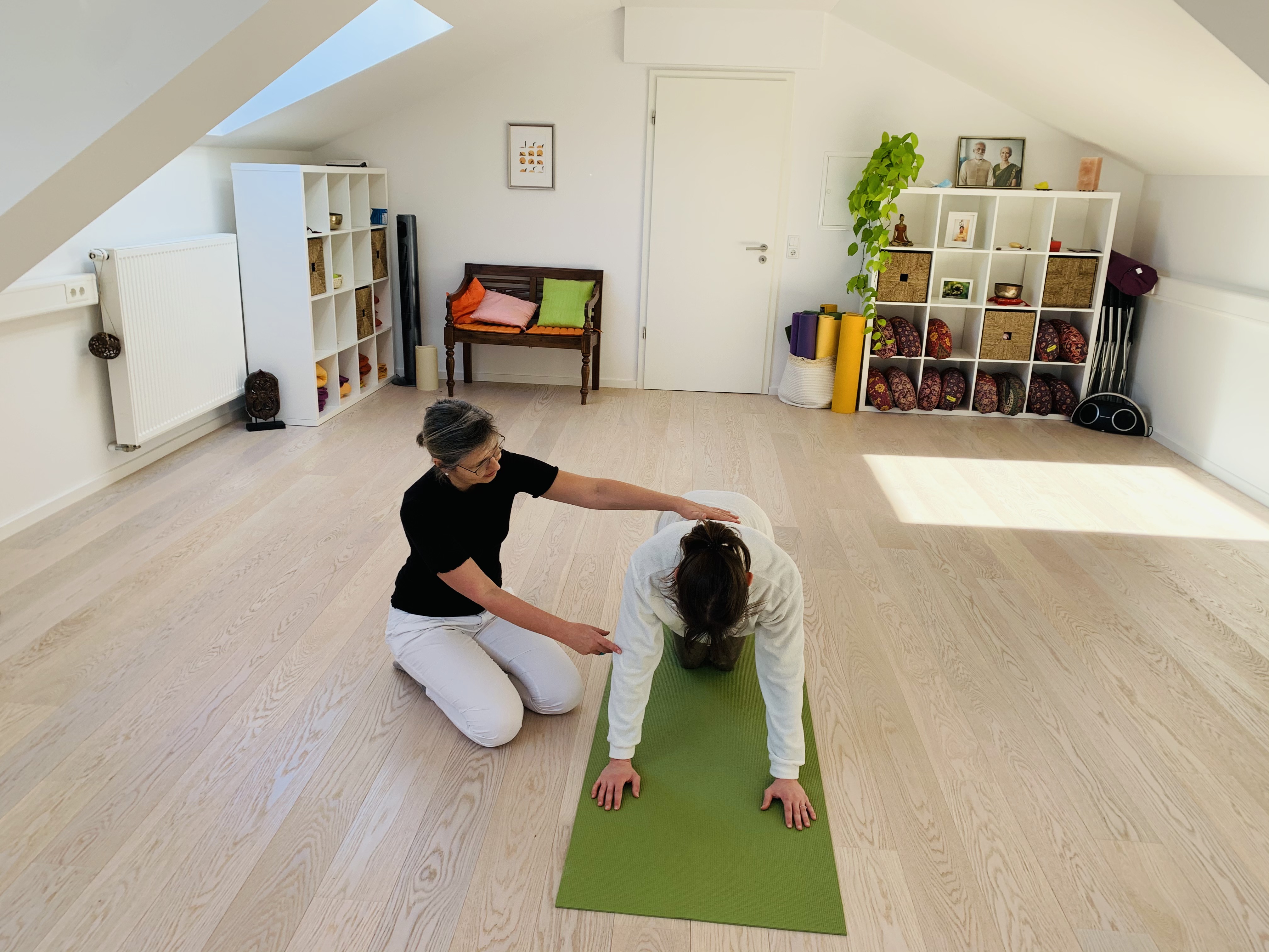 Anja leitet yogatherapeutische Übungen an.